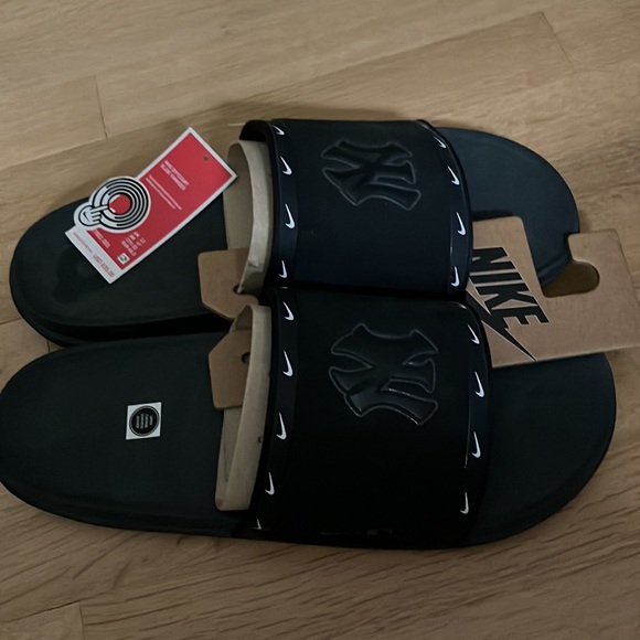 NWT Yankee Flip Flops Size 12 - Picture 2 of 2
